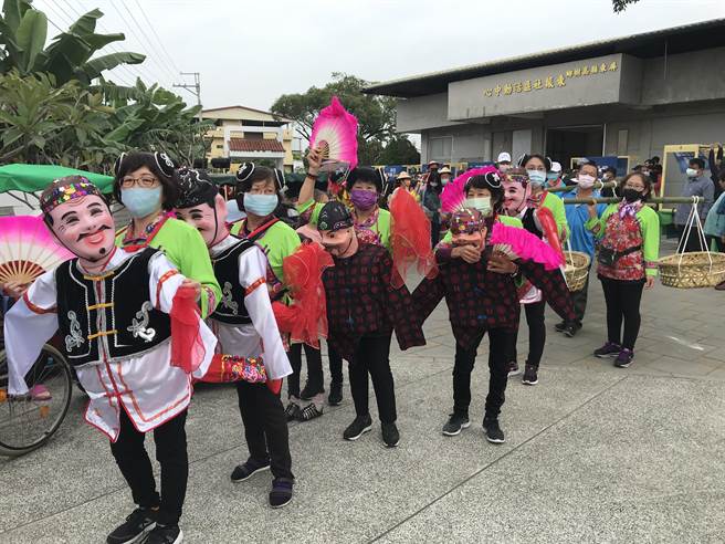 屏东「六堆300」系列活动26日在高树举行「㧡担团圆大满福」，由县长潘孟安领军、邀请六堆12乡区以挑担奉饭的精神游行入庄，祈求来年风调雨顺。（谢佳潾摄）