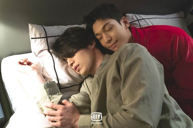 魏嘏隽（右）在剧中对李栋旭黏踢踢。（爱奇艺国际站提供）