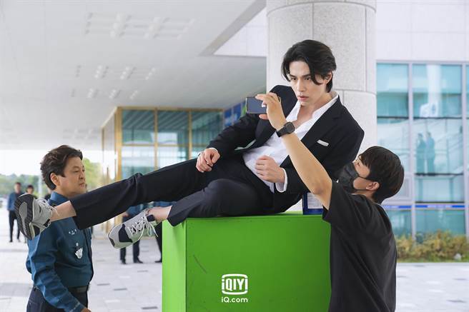 李栋旭这回有不少动作戏。（爱奇艺国际站提供）