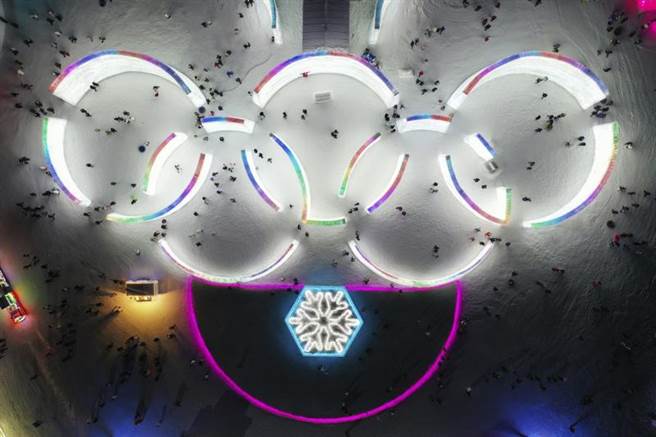 美國雖然聲稱抵制冬奧，但仍以安全事務理由向北京申請數十官員的冬奧簽證。圖為哈爾濱一處滑冰場佈置慶祝北京舉辦冬奧的裝飾。（圖／美聯社)