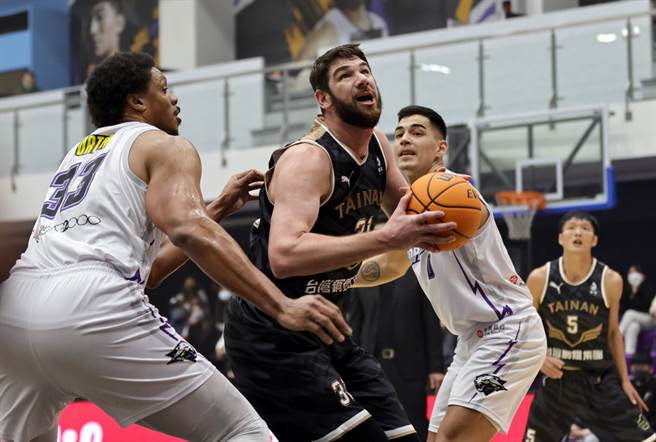 猎鹰「新台湾人」阿提诺突破对方防线切入上篮。(t1联盟提供)