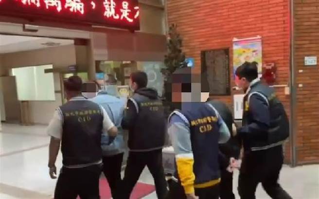 三重街头被抢58万，2人被抓主嫌仍在逃（警方提供／戴上容新北传真）