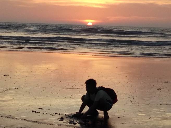 在夕阳西下时，台南市北门双春滨海游憩区沙滩天海一色的景色，让许多游客难以忘怀。（李恺人提供／张毓翎台南传真）