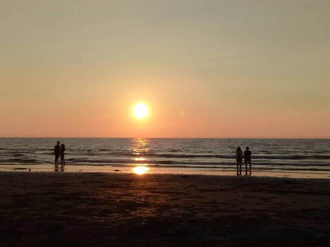 在夕阳西下时，台南市北门双春滨海游憩区沙滩天海一色的景色，让许多游客难以忘怀。（李恺人提供／张毓翎台南传真）