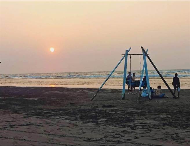 台南市北门双春滨海游憩区的金色沙滩，搭配白色秋千，绘出绝美的夕阳意象。（李恺人提供／张毓翎台南传真）