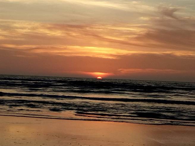 园区沙滩外无任何堤岸等遮蔽物，依照园方前几年经验，跨年时分夕阳露脸机会高。（李恺人提供／张毓翎台南传真）