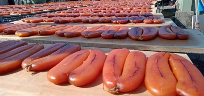 年關將屆，往年過年餐桌上常見的養殖水產，現以烏魚子漲幅最多。（吳純裕提供／張毓翎台南傳真）