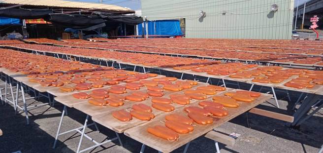 嘉縣養殖漁業生產區發展協會執行長陳泓碩提到，今年烏魚子價格和去年有很大落差，但若和過去「正常年」相比，算是僅稍微上漲。（吳純裕提供／張毓翎台南傳真）