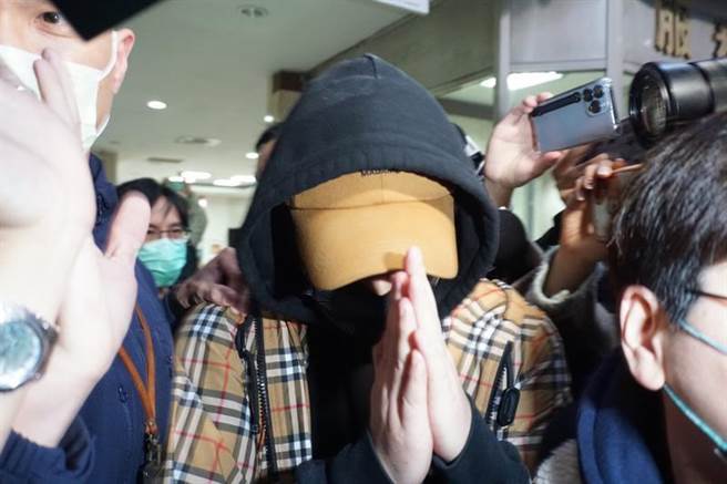 艺人吴宗宪的儿子鹿希派涉嫌抽大麻菸，北检检察官讯后，谕令10万元交保。鹿希派离开地检署时面对媒体询问不发一语。（中央社照片）