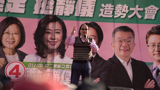 台中市第二選區民進黨候選人林靜儀下午在霧峰區福新宮舉辦造勢活動，資深媒體人王瑞德上台助講，砲火直攻顏家父子。（馮惠宜攝）