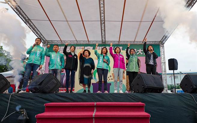 台中市第二選區立委補選進入倒數14天，民進黨候選人林靜儀26日下午在霧峰區福新宮舉辦造勢活動，包括總統府資政黃越綏、立委劉世芳、賴品妤以及何欣純等人都上台助講。(馮惠宜攝)