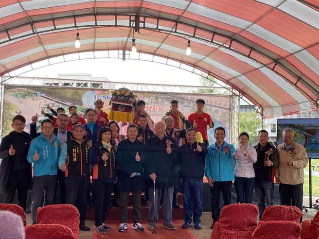 民进党籍前新竹县长林光华（右六）26日表示，县市合併他也赞成，但认为打拚要从基层开始，大家才会认同。（庄旻静摄）