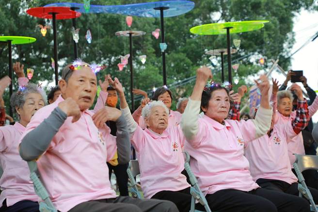 台南龙崎在地平均年龄80岁以上长者，以「崎顶一级棒」乐龄活力秀进行龙崎光节空山祭开幕表演。（市府提供／洪荣志台南传真）