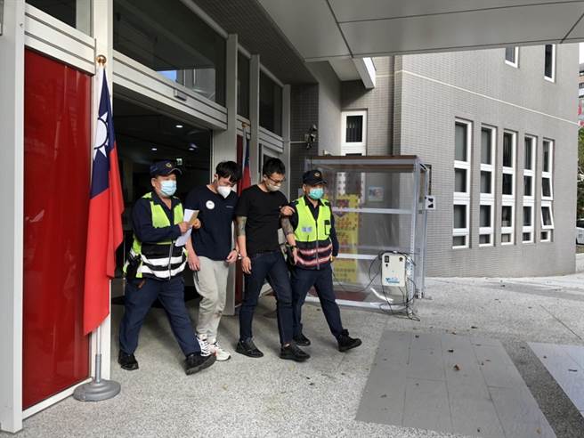 25岁张男与24岁黄男疑似喝到烂醉对警方叫嚣、推挤，还毁损巡逻车，警方讯后全案依妨害公务及伤害罪嫌移请地检署侦办。（民眾提供／冯惠宜台中传真）