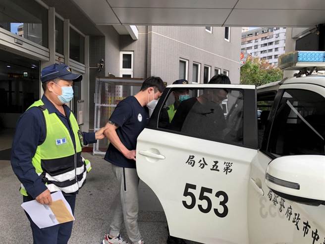 25岁张男与24岁黄男疑似喝到烂醉对警方叫嚣、推挤，还毁损巡逻车，警方讯后全案依妨害公务及伤害罪嫌移请地检署侦办。（民眾提供／冯惠宜台中传真）