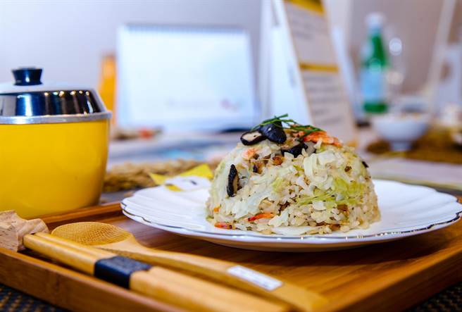 「玩米煮艺一锅搞定-电锅饭料理」竞赛，获得金牌料理王高丽菜炊饭是使用台湾在地的好食材，作成的料理。（罗永铭摄）