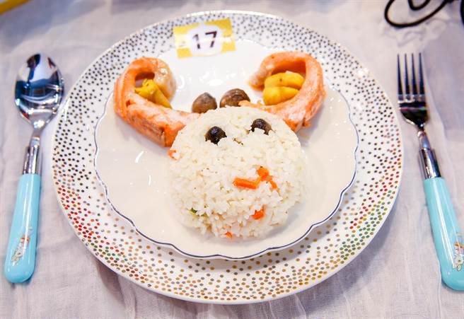 「玩米煮艺一锅搞定-电锅饭料理」竞赛，以调味简单、不用太多前置作业又营养的一餐为发想制作而成的鲑鱼饭，搭配装饰成麋鹿，获得创意达人奖。（罗永铭摄）