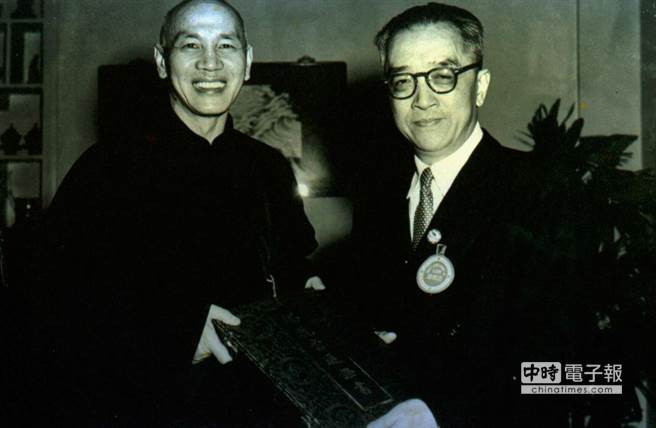 胡适（右）颁发蒋中正总统当选证书。（韩同庆翻摄）