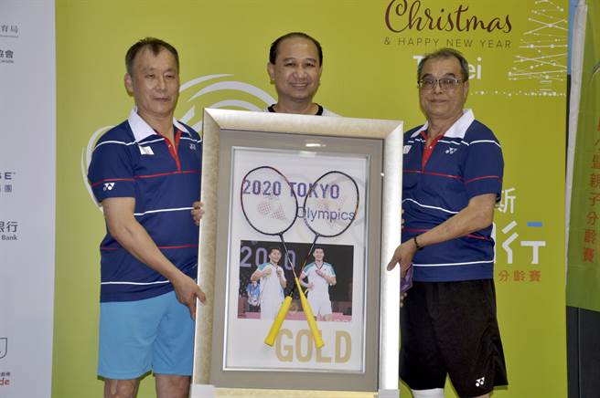 王齊麟和李洋爸爸代表致贈東京奧運實戰球拍。（毛琬婷攝）