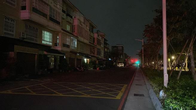 高雄市长陈其迈26日才刚痛批台电「掉漆」，未料，同日晚间凤山区文华里文正路的路灯马上又不亮。（李雅静提供／洪浩轩高雄传真）