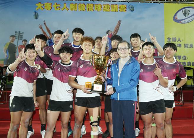 元坤杯七人制橄榄球邀请赛，北医大击败台体大夺下公开组冠军。（陈怡诚摄）