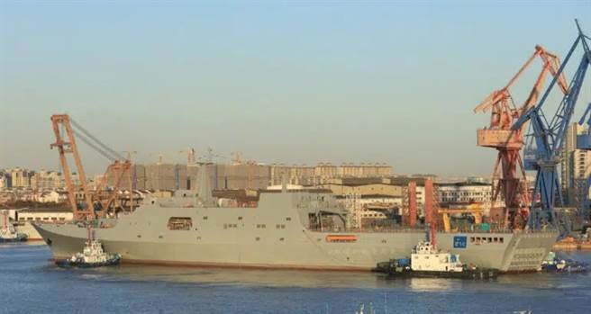 为泰国皇家海军订购的 071E 型两栖登陆舰。(图/燃烧的哈尔科夫微博、NavalNews) 