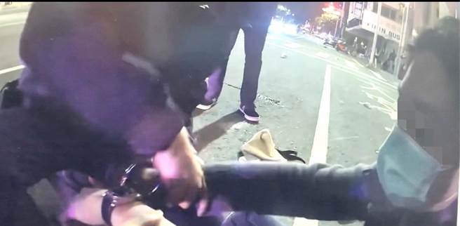 酒驾肇事撞击一家四口路人的黄姓男子经警方酒测后，酒测值高达1.24毫克，当场被警方逮捕。（翻摄照片／石秀华高雄传真）