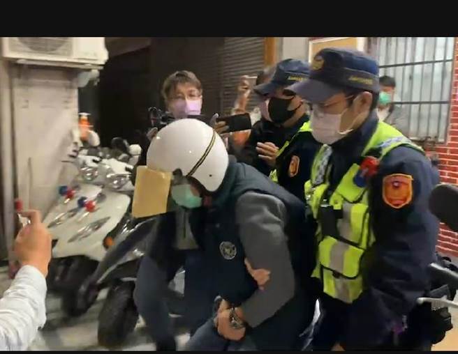 黄男因拒绝夜间侦讯，警方晚间先将他移送刑大拘留室，面对媒体问及「为何要酒驾？你知道你撞死人了吗？」黄男一度脚软，连说对不起。（翻摄照片／石秀华高雄传真）