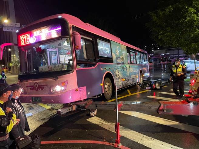 24岁郑姓男子今（26日）下午9时许骑乘机车，行经新北市深坑区平埔桥，不慎擦撞50岁张姓男子驾驶的819公车，郑男连人带车卡在车底。（王扬杰翻摄）