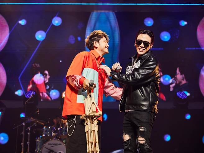 KID跟ØZI合作嗨翻全场。（华贵娱乐提供）