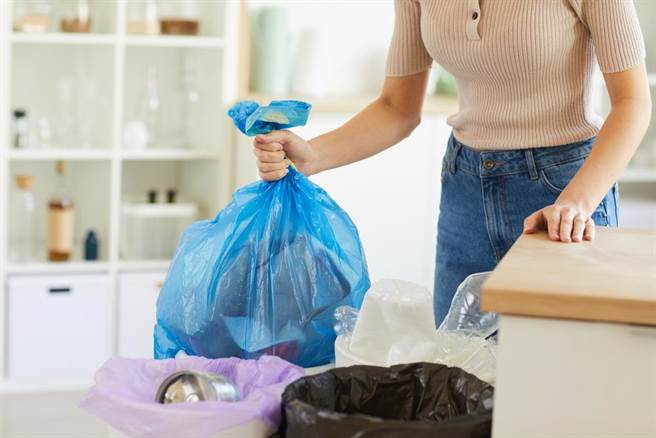 女网友爆料自己16岁的高中妹妹房间像垃圾场。（示意图，达志影像/shutterstock）
