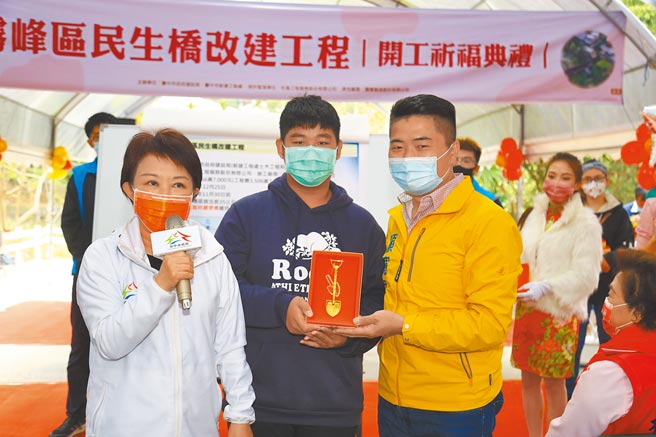 台中市雾峰区民生桥拓宽改建工程25日举办开工典礼，市长卢秀燕（左）和国民党台中市第二选区立委补选候选人顏宽恒（右）同框动土祈福。（冯惠宜摄）