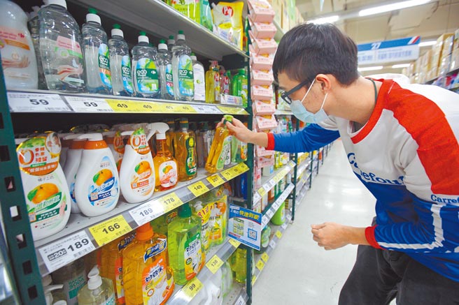漲價原因出在上游源頭，大動作查下游通路，必然事倍功半。圖為一位賣場工作人員整理架上商品。（本報資料照片）
