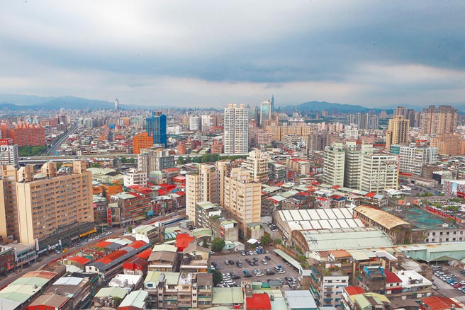 银行第2户、第3户房贷利率「地板价」皆悄悄往上调，分别上调至1.6%、1.72%。图为新板特区周围房屋。（本报资料照片）