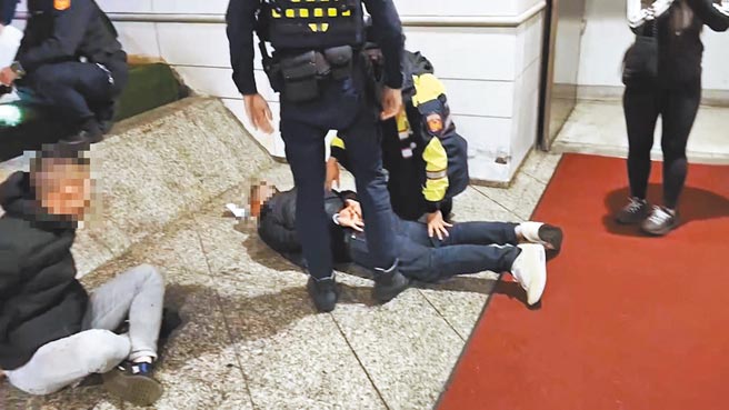 北市一家酒店25日發生槍擊案，王嫌持疑似改造槍枝朝莊男開3槍，即被莊男朋友圍毆，警方獲報到達現場壓制，將傷者送醫，嫌疑人帶回偵辦。(大安分局偵查隊提供)