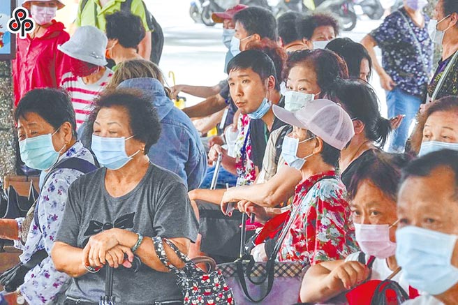 脑雾是感染新冠肺炎常见后遗症，医师忧心恐加速中老年族群大脑病变，失智症提前找上门。（黄子明摄）