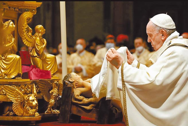 罗马天主教教宗方济各24日晚在梵蒂冈圣伯多禄大教堂举行平安夜弥撒，吸引了2000人参加。教宗呼吁世人要关怀贫苦和有需要的人，应铭记帮助他人比起追名逐利更加重要。（摘自教宗方济各IG）