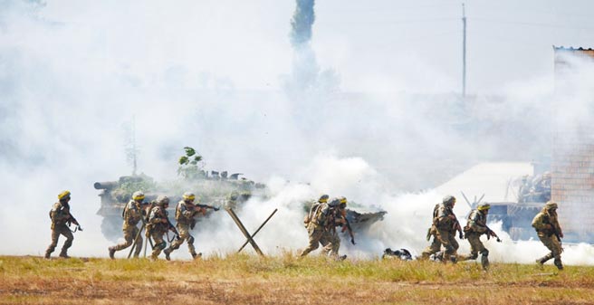 陈一新认为，台湾最该担心的是同时爆发台海危机与乌克兰危机，产生「共伴效应」，一方面让当时正在举行的民主峰会黯然失色，一方面也考验了美国为首的西方国家，与亚太盟国的政治智慧。图为乌克兰总统泽伦斯基于2021年8月9日前往尼古拉耶夫和敖德萨地区视察军队防务。（摘自乌克兰总统府官）
