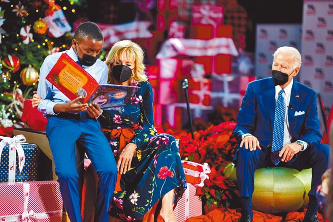 美国总统拜登与第一夫人吉儿探访首都华盛顿的国家儿童医院，为孩子们讲故事及互动。美国第一夫人在假日期间到医院探访病人是第一家庭的传统，而拜登今年加入了吉尔的活动。（摘自美国总统拜登脸书）