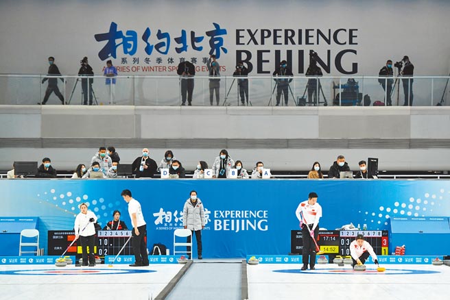 美国日前宣布将外交抵制北京冬奥，但却传出已提交了18位美国官员的入境中国签证申请。图为今年4月的冬奥冰壶项目测试赛。（新华社）