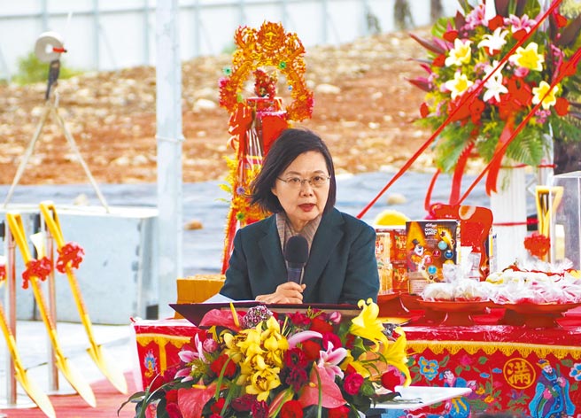 蔡英文總統出席台大「重點科技研究學院」揭牌典禮時，因親口主張台灣應「加速」培育人才，「教育界可以考慮不要有那麼長的寒、暑假」，引爆熱議。圖為蔡英文總統主持竹科業者大樓動土開工儀式。（陳育賢攝）