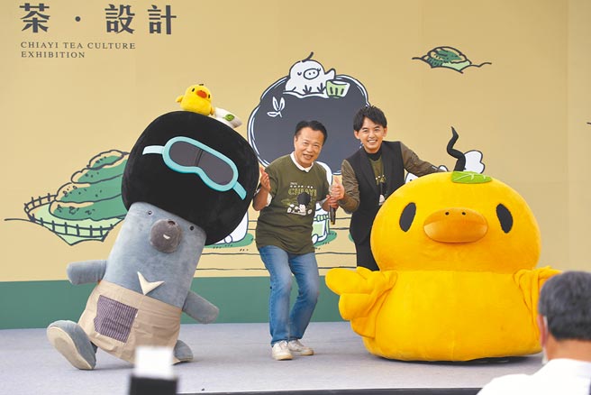 嘉义县长翁章梁（左）25日与主持人黄子佼（右）为「2021高山茶都．嘉义」揭开序幕。（张亦惠摄）