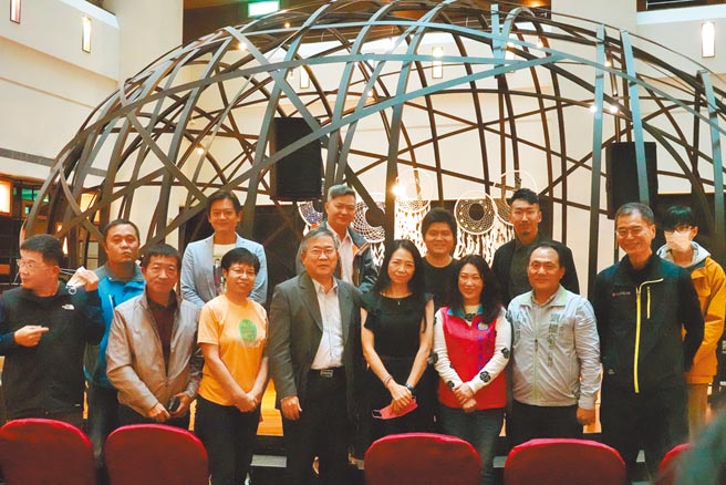 台東女中25日舉辦藝術結合公益聯展暨愛心義賣。（蔡旻妤攝）