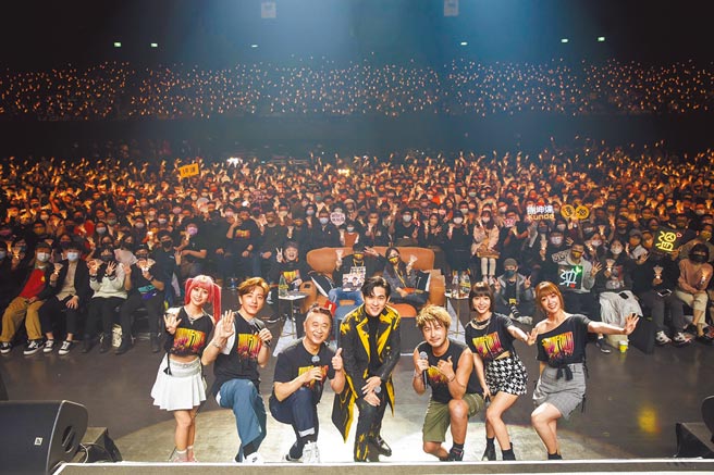 周渝民（中）昨惊喜现身，与阿部玛利亚（左起）、坤达、邰智源、KID、温妮及泱泱一起合唱，嗨翻全场。（华贵娱乐提供）