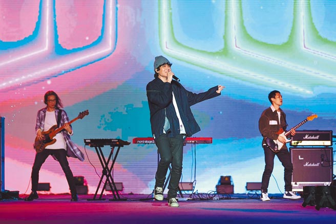 宇宙人昨首度在桃園陽光劇場演出，心情興奮。（大大娛樂提供）