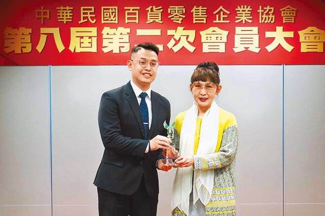 中华民国百货零售企业协会第8届第2次会员大会，徐雪芳理事长（右）颁奖给109年度优良从业人员楷模台中大远东张哲玮。（百货协会提供）