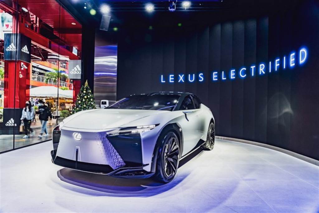 作為象徵著Lexus全新設計風格的車型，LF-Z以低趴且充滿跑格的身型比例，以及具未來感的外觀設計，呈現簡約迷人外型(圖片提供/和泰汽車股份有限公司)