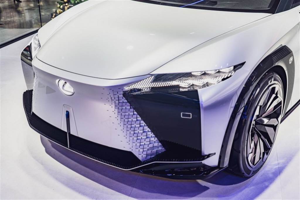 由於車輛電動化，Lexus經典紡錘形水箱罩特別融入保桿設計中，並取消車頭進風口，有效降低車輛風阻。(圖片提供/和泰汽車股份有限公司)