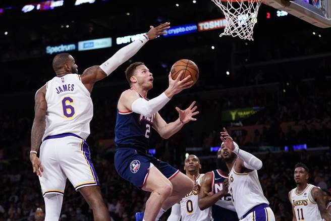 湖人詹姆斯(左)阻挡篮网葛瑞芬投篮。（美联社资料照）