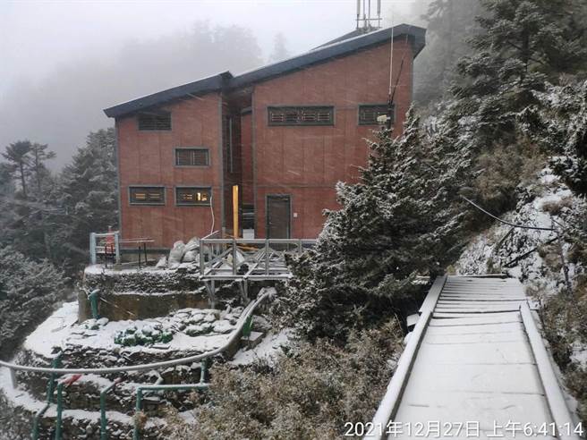 玉山飘雪气温零下2.4℃，排云山庄积雪0.5公分。（玉管处提供／廖志晃南投传真）
